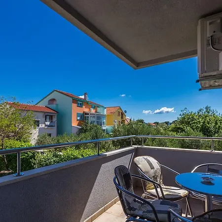 아파트 Adriano 2br With Terrace 자다르