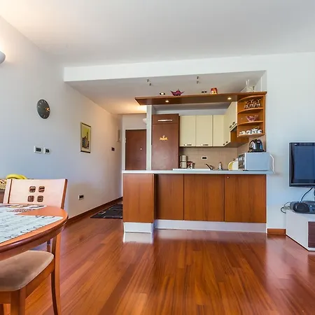 아파트 Adriano 2br With Terrace 자다르